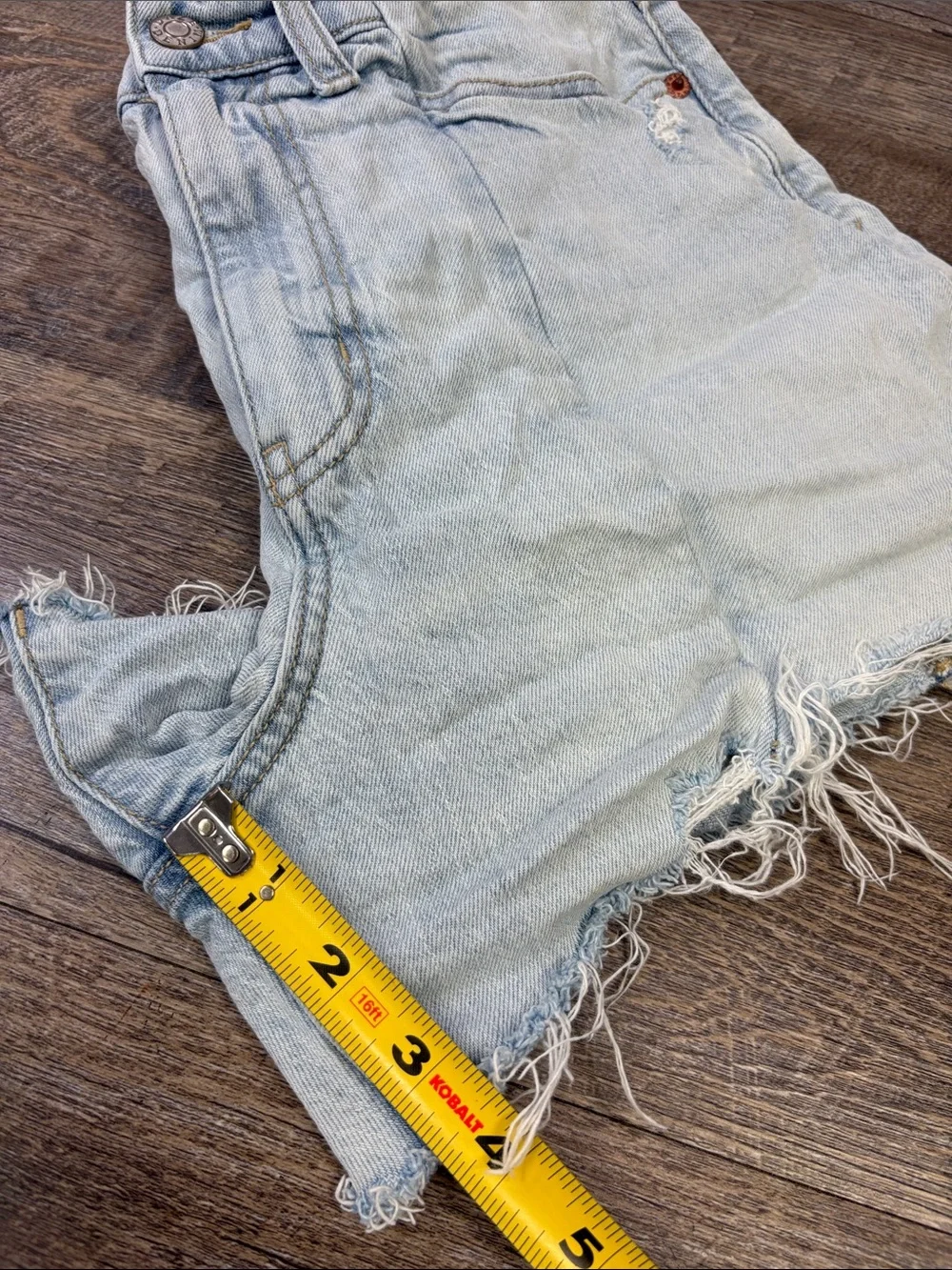 DAZE Tough Love High Rise Distressed Denim Shorts Light Wash Size 26
